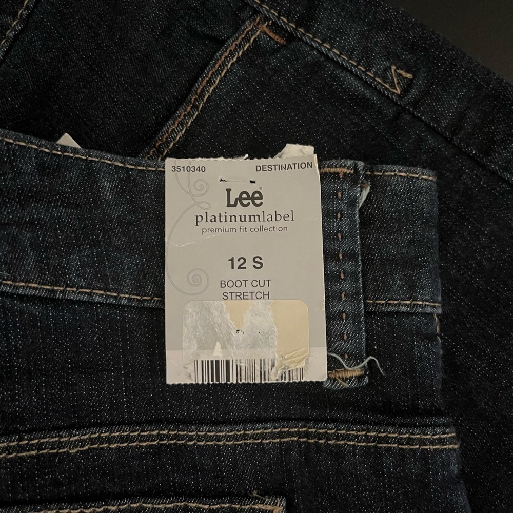 Women’s Lee Blue Relaxed Jeans with Wide Rolled Cuffs - Picture 4 of 10